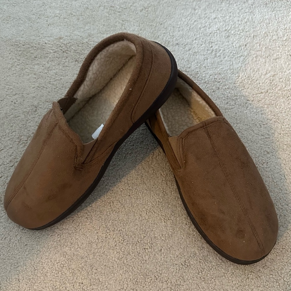 NWOT- Men's Size 9/10 Slippers